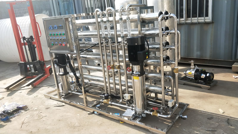 唐山一家日本企業(yè)上的2噸反滲透純凈水設(shè)備，工廠生產(chǎn)車間對電子設(shè)備沖洗用水