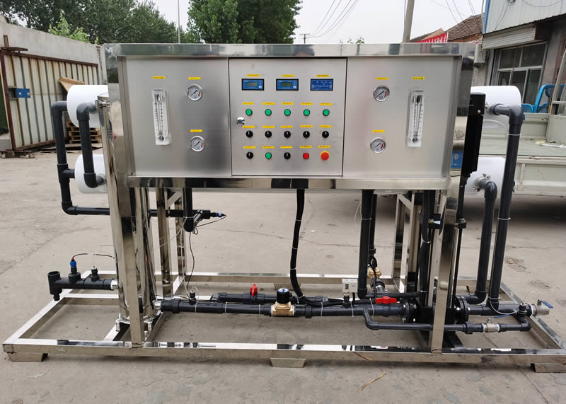 反滲透設(shè)備客戶(hù)案例 4噸反滲透設(shè)備304不銹鋼機(jī)架.jpg